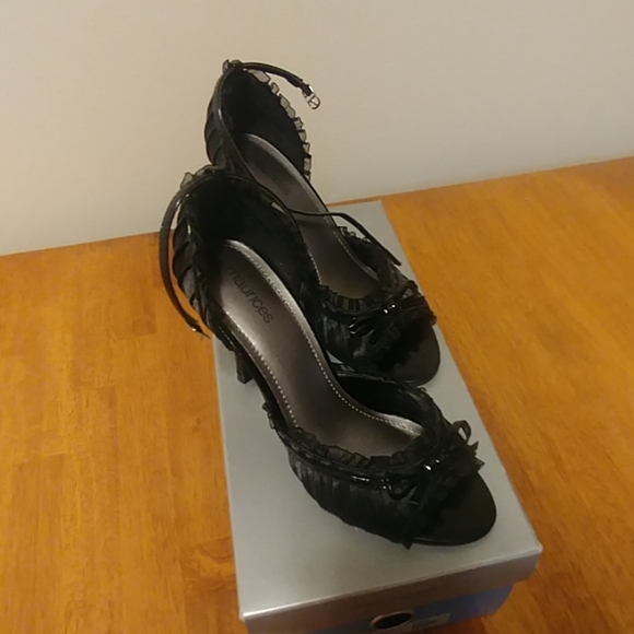 Patent bow ruffle peep toe heel - Picture 1 of 4
